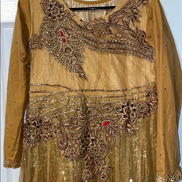 Preowned fully sequience lined gown in net. - Picture 4 of 5